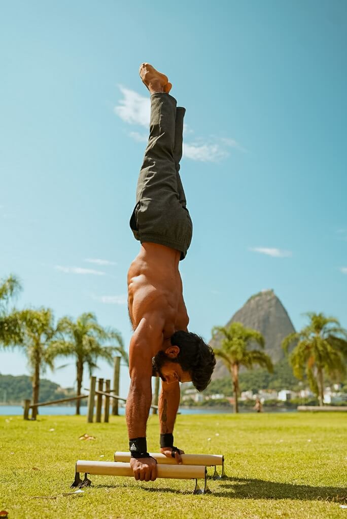 Parallettes handstand push online ups